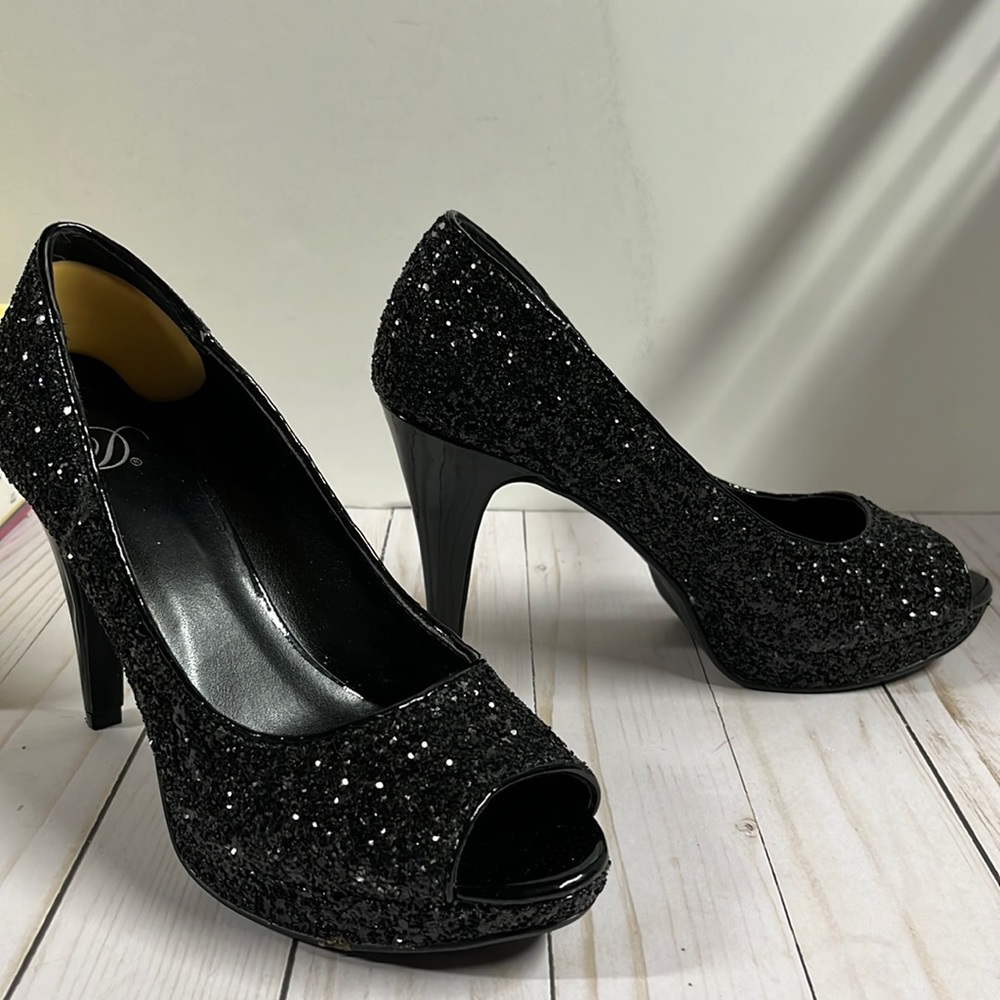 Black High Heel Pumps size 7 platform for added ease,